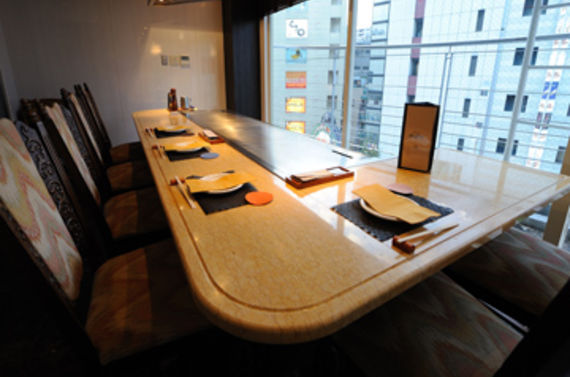 ステーキを個室で食べられる三宮のお店です