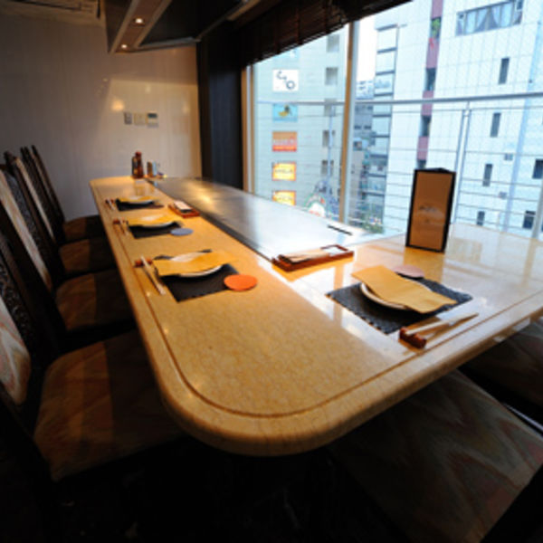 ステーキを個室で食べられる三宮のお店です